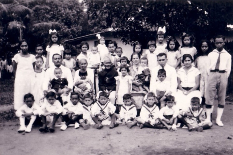 1926 Depok: o.a. Elias en Antoinette Loen, Leo en Marie Loen met kinderen