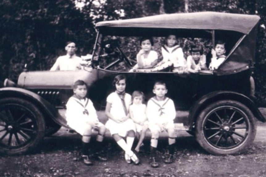 1928: Oa Loen kinderen in de auto van opa Rijklof